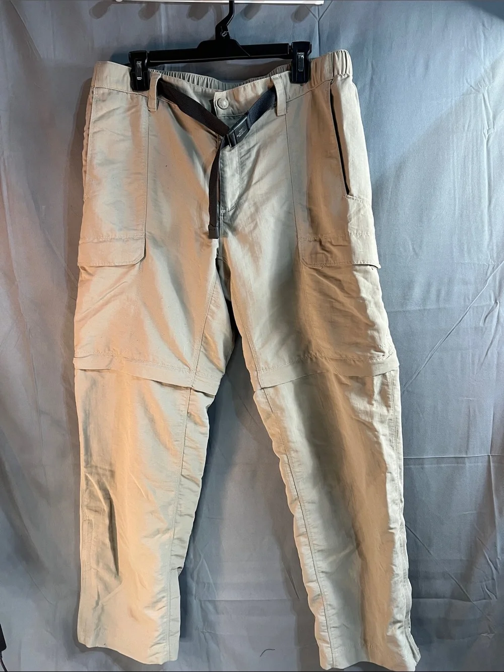 The North Face Men's Cargo Pants in Beige convertible turns into shorts men’s LG